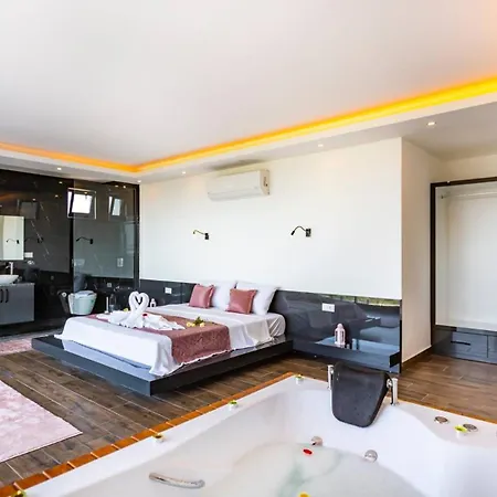 Luxury 2 Bedroom 5 Minutes Drive To Patara カルカン
